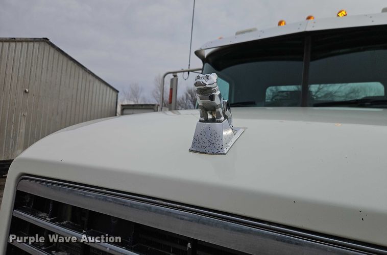 image for item FN5571 2011 Mack CHU613 semi truck