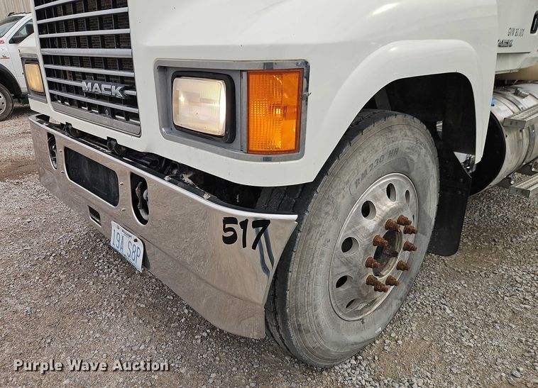 image for item FN5571 2011 Mack CHU613 semi truck