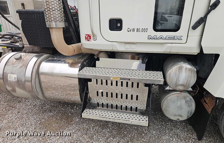 image for item FN5571 2011 Mack CHU613 semi truck