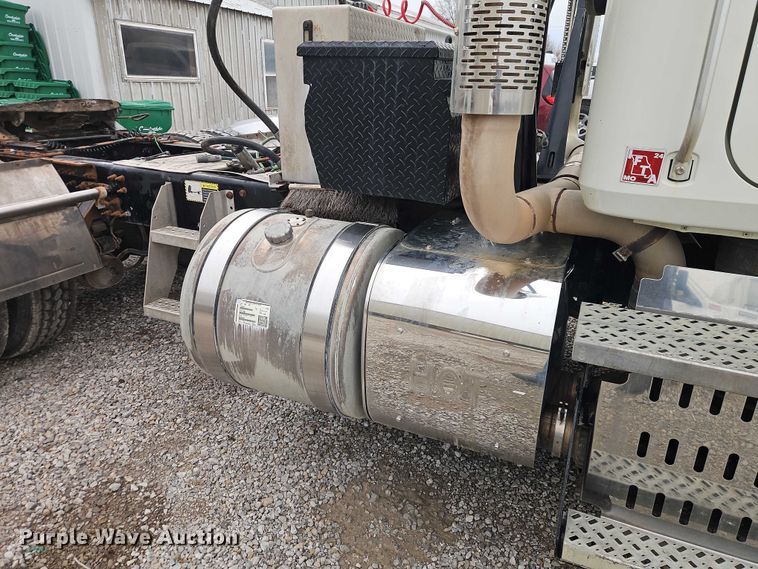 image for item FN5571 2011 Mack CHU613 semi truck