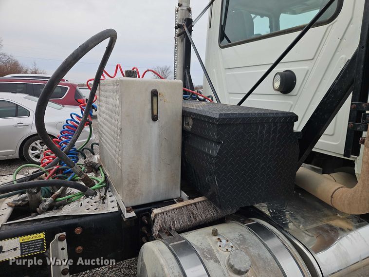 image for item FN5571 2011 Mack CHU613 semi truck