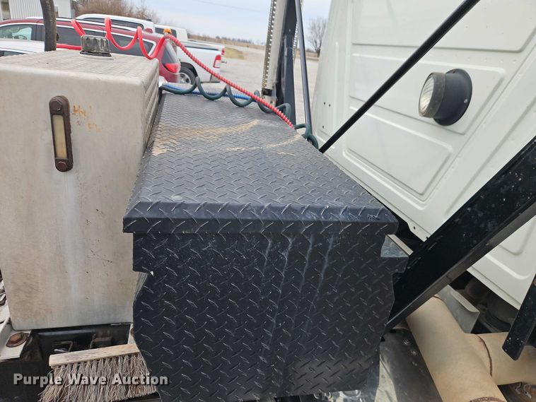 image for item FN5571 2011 Mack CHU613 semi truck