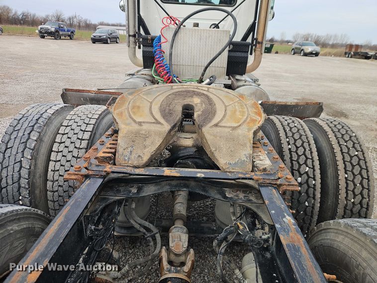 image for item FN5571 2011 Mack CHU613 semi truck