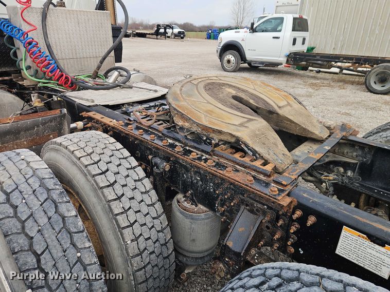 image for item FN5571 2011 Mack CHU613 semi truck