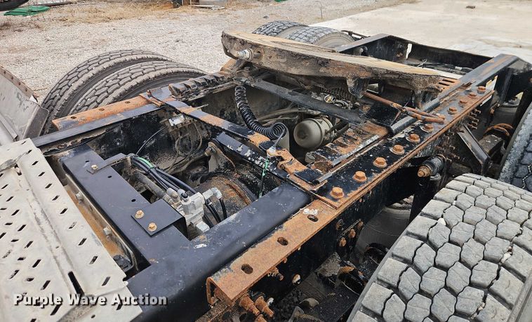 image for item FN5571 2011 Mack CHU613 semi truck