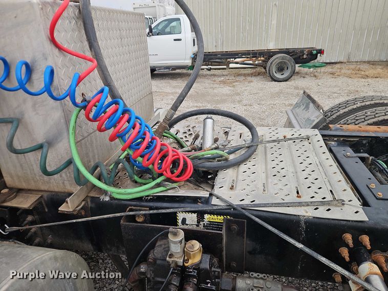 image for item FN5571 2011 Mack CHU613 semi truck