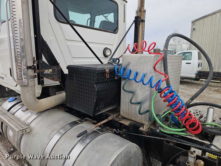 image for item FN5571 2011 Mack CHU613 semi truck