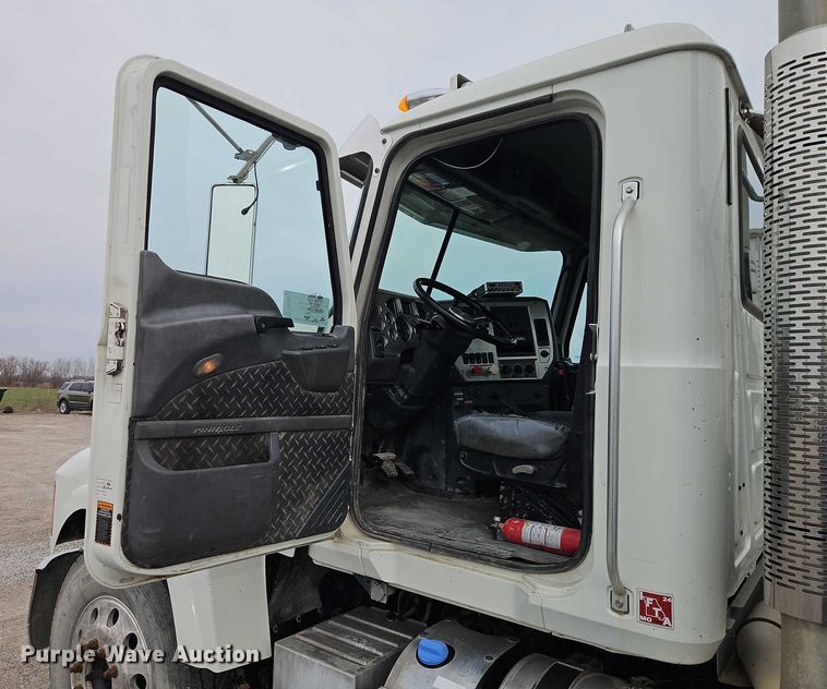 image for item FN5571 2011 Mack CHU613 semi truck