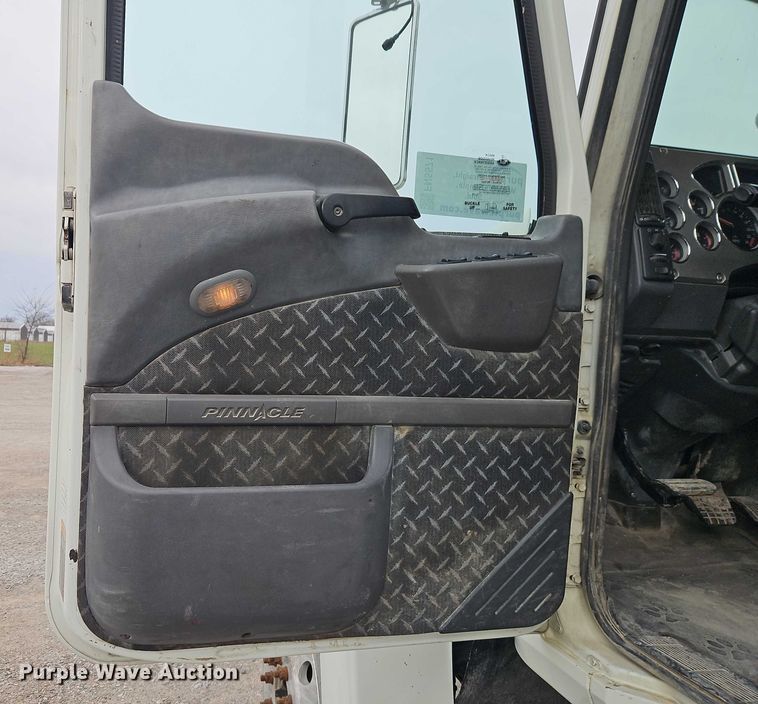 image for item FN5571 2011 Mack CHU613 semi truck