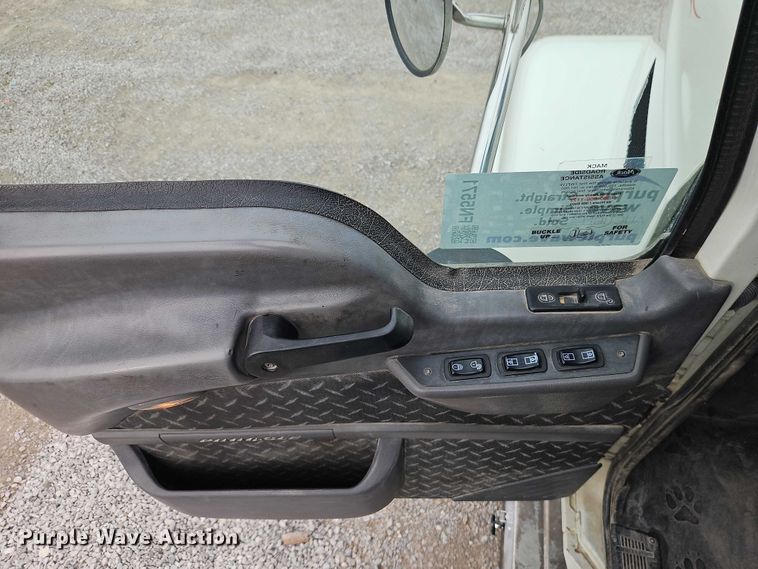 image for item FN5571 2011 Mack CHU613 semi truck