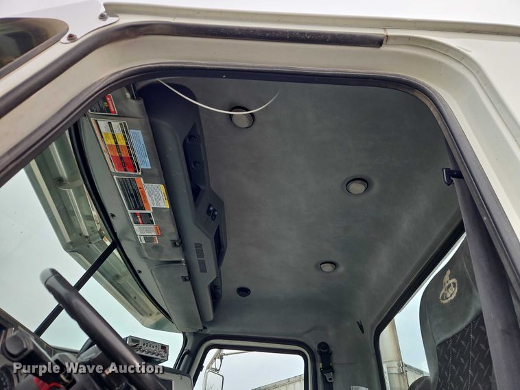 image for item FN5571 2011 Mack CHU613 semi truck