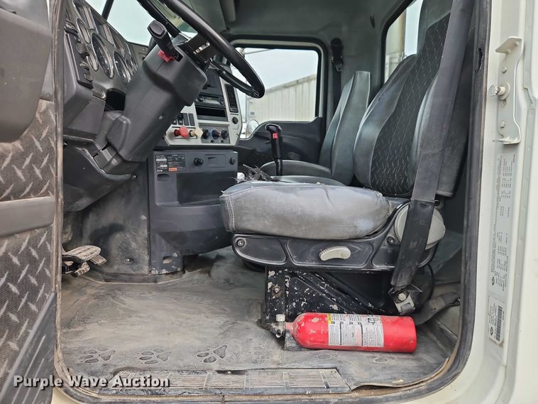 image for item FN5571 2011 Mack CHU613 semi truck