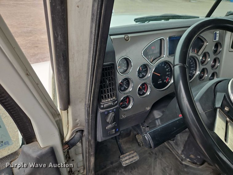 image for item FN5571 2011 Mack CHU613 semi truck