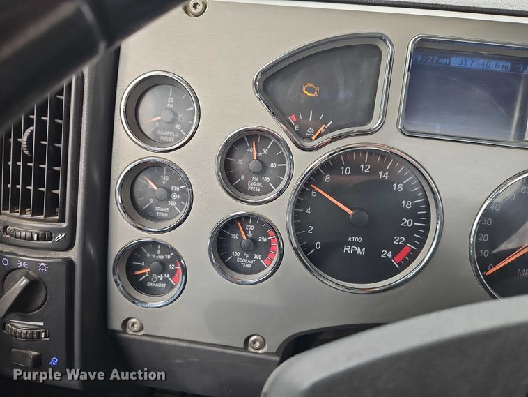 image for item FN5571 2011 Mack CHU613 semi truck