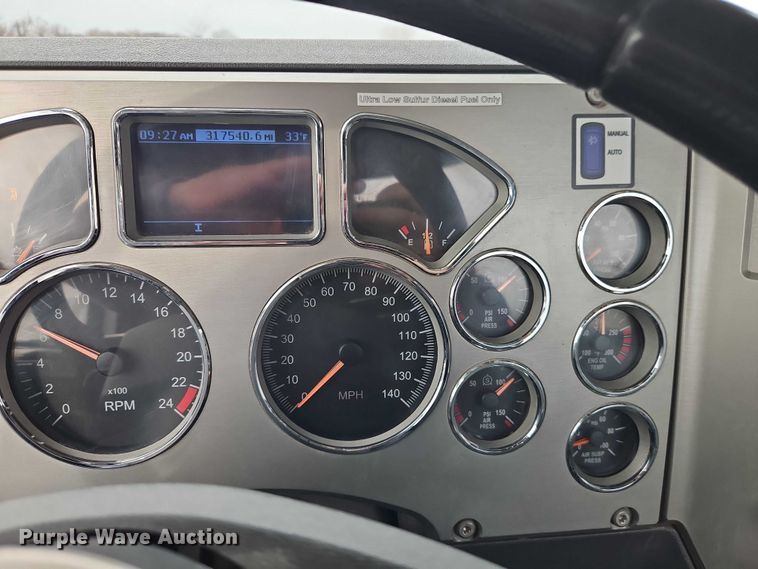 image for item FN5571 2011 Mack CHU613 semi truck