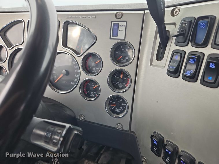 image for item FN5571 2011 Mack CHU613 semi truck