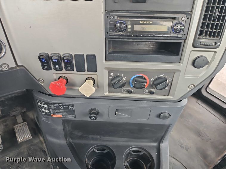 image for item FN5571 2011 Mack CHU613 semi truck