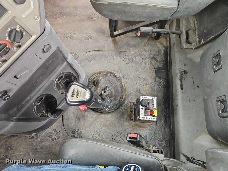 image for item FN5571 2011 Mack CHU613 semi truck