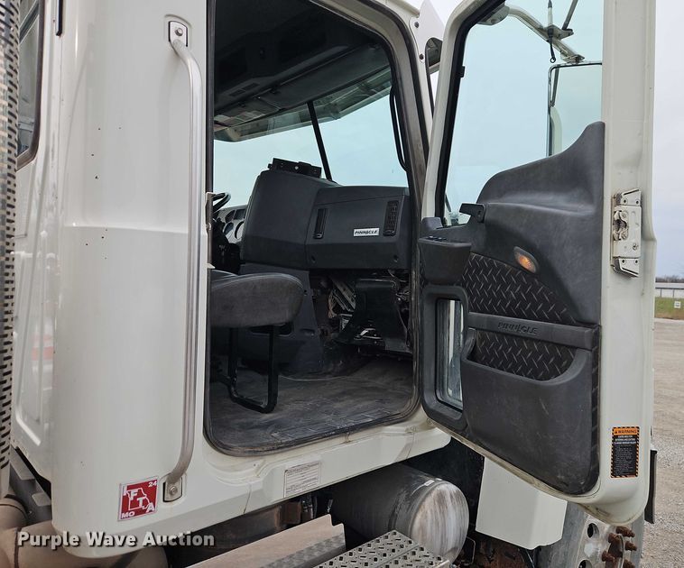 image for item FN5571 2011 Mack CHU613 semi truck