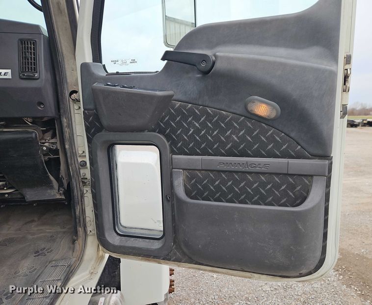 image for item FN5571 2011 Mack CHU613 semi truck