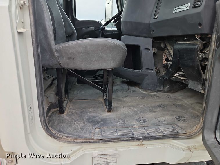 image for item FN5571 2011 Mack CHU613 semi truck