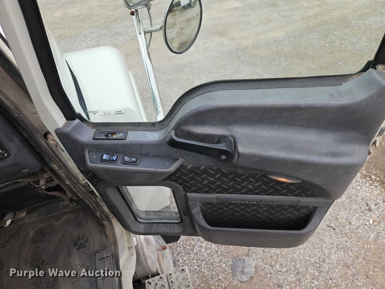 image for item FN5571 2011 Mack CHU613 semi truck