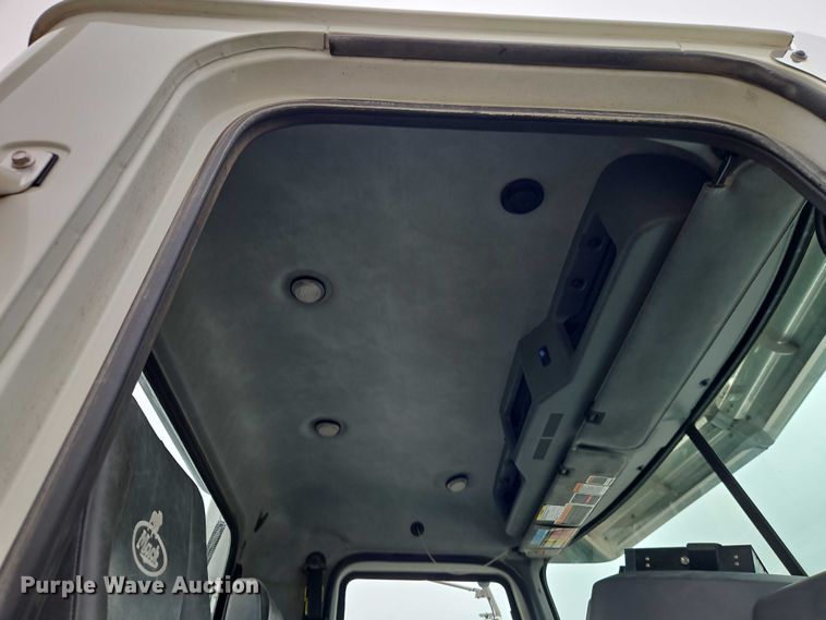 image for item FN5571 2011 Mack CHU613 semi truck