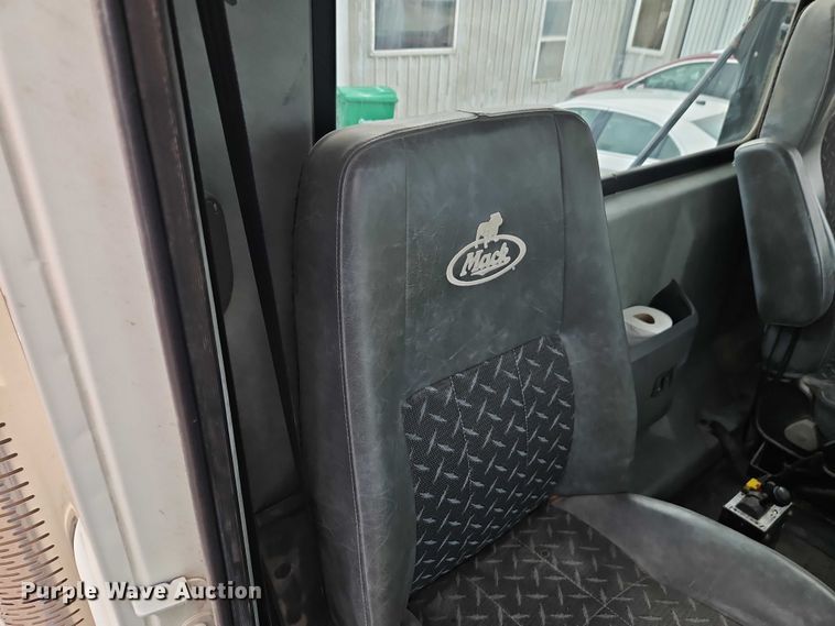 image for item FN5571 2011 Mack CHU613 semi truck