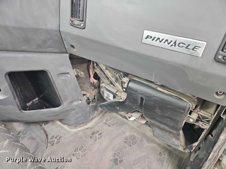 image for item FN5571 2011 Mack CHU613 semi truck