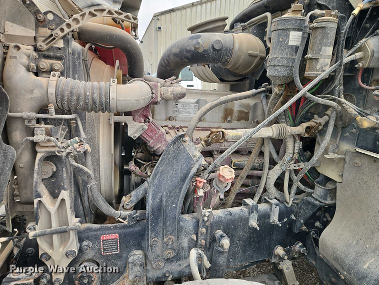 image for item FN5571 2011 Mack CHU613 semi truck