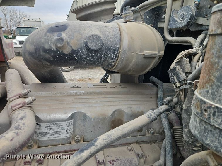 image for item FN5571 2011 Mack CHU613 semi truck