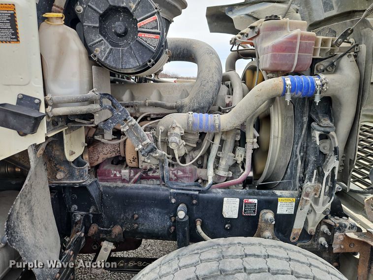 image for item FN5571 2011 Mack CHU613 semi truck