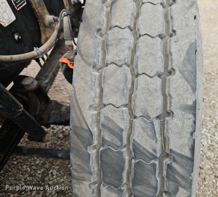 image for item FN5571 2011 Mack CHU613 semi truck