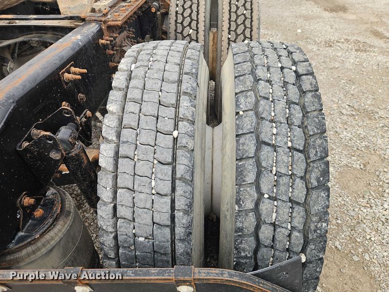 image for item FN5571 2011 Mack CHU613 semi truck