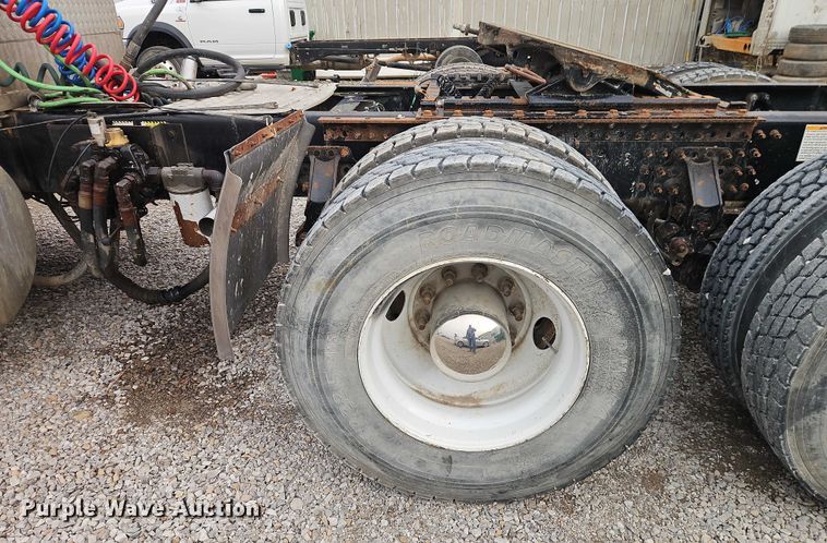 image for item FN5571 2011 Mack CHU613 semi truck