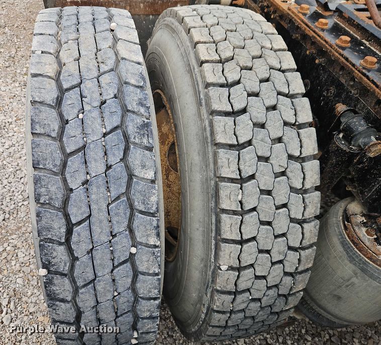 image for item FN5571 2011 Mack CHU613 semi truck