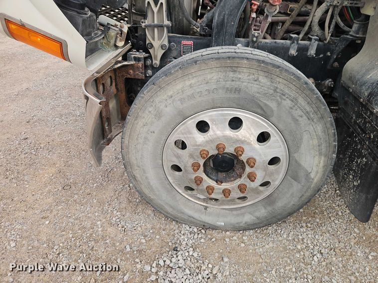 image for item FN5571 2011 Mack CHU613 semi truck