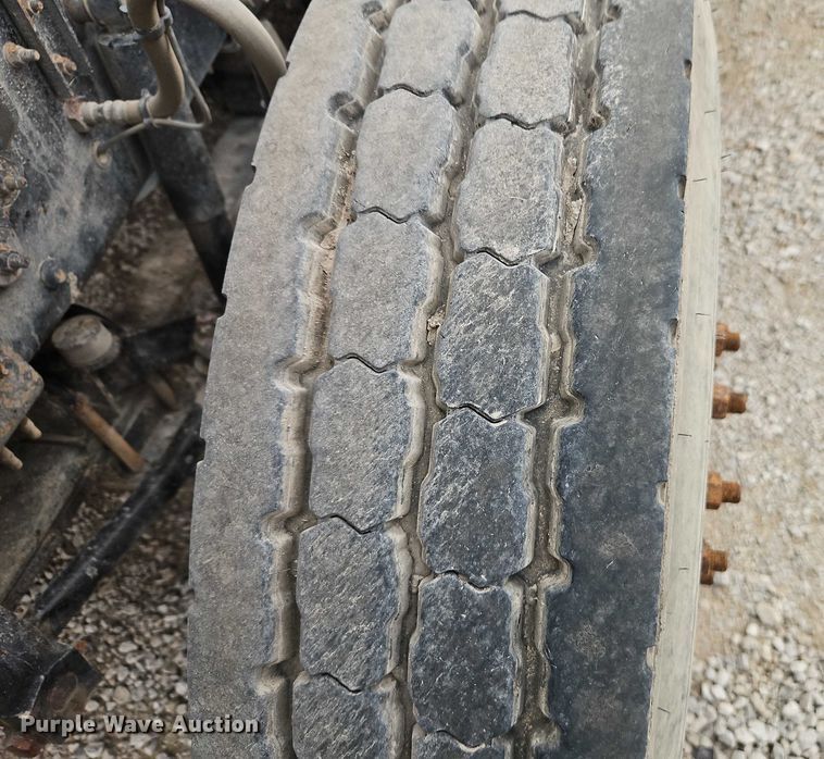 image for item FN5571 2011 Mack CHU613 semi truck