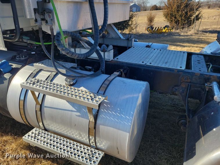 image for item NK9795 2017 International  Prostar semi truck