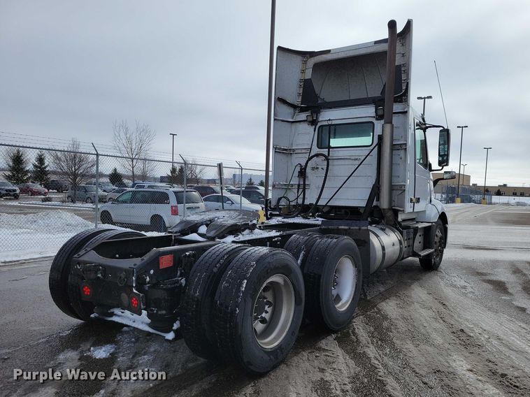 image for item NK9814 2020 Volvo VNL semi truck