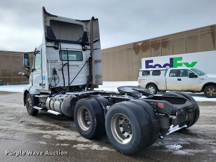image for item NK9814 2020 Volvo VNL semi truck