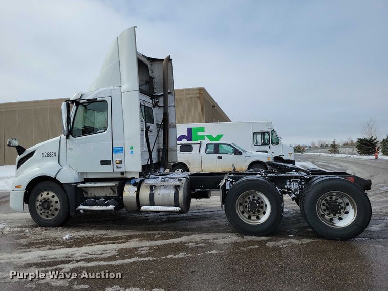 image for item NK9814 2020 Volvo VNL semi truck