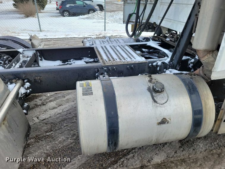 image for item NK9814 2020 Volvo VNL semi truck