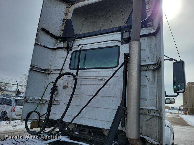 image for item NK9814 2020 Volvo VNL semi truck