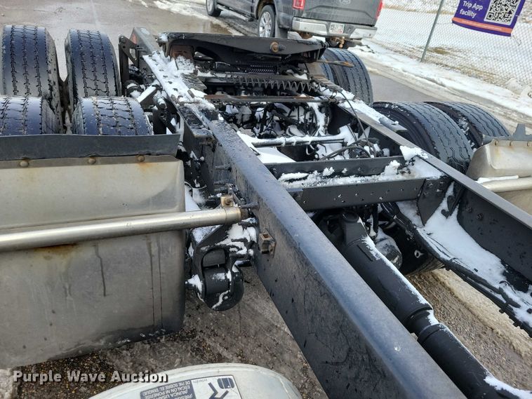 image for item NK9814 2020 Volvo VNL semi truck