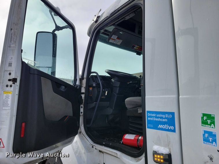 image for item NK9814 2020 Volvo VNL semi truck