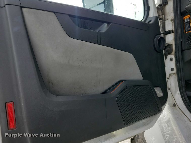 image for item NK9814 2020 Volvo VNL semi truck