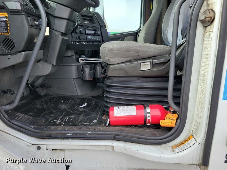 image for item NK9814 2020 Volvo VNL semi truck