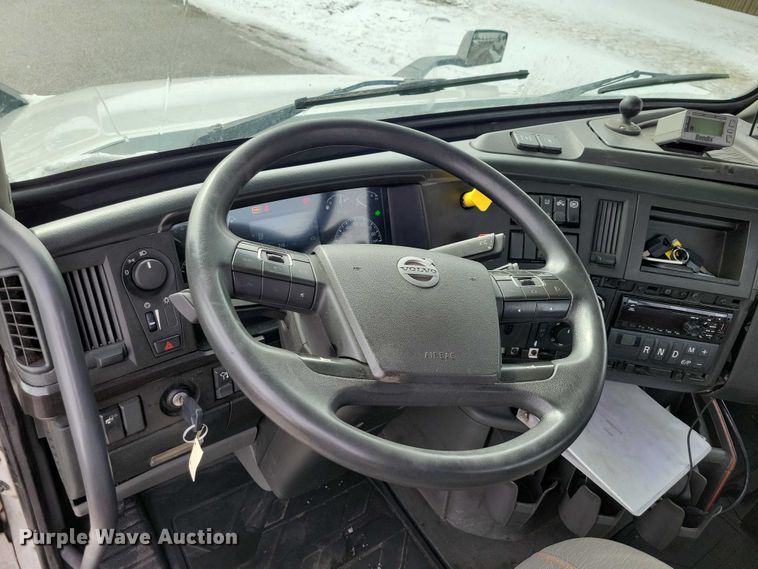 image for item NK9814 2020 Volvo VNL semi truck