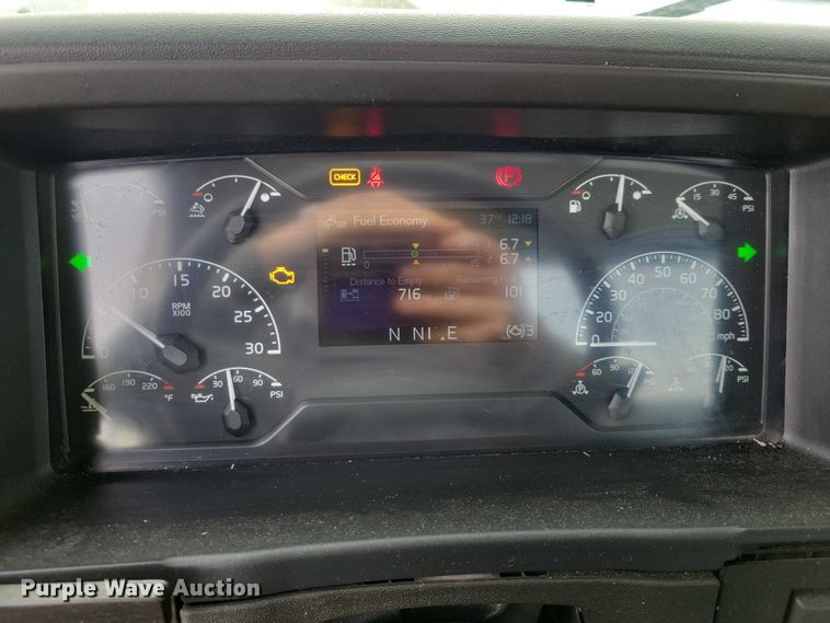 image for item NK9814 2020 Volvo VNL semi truck